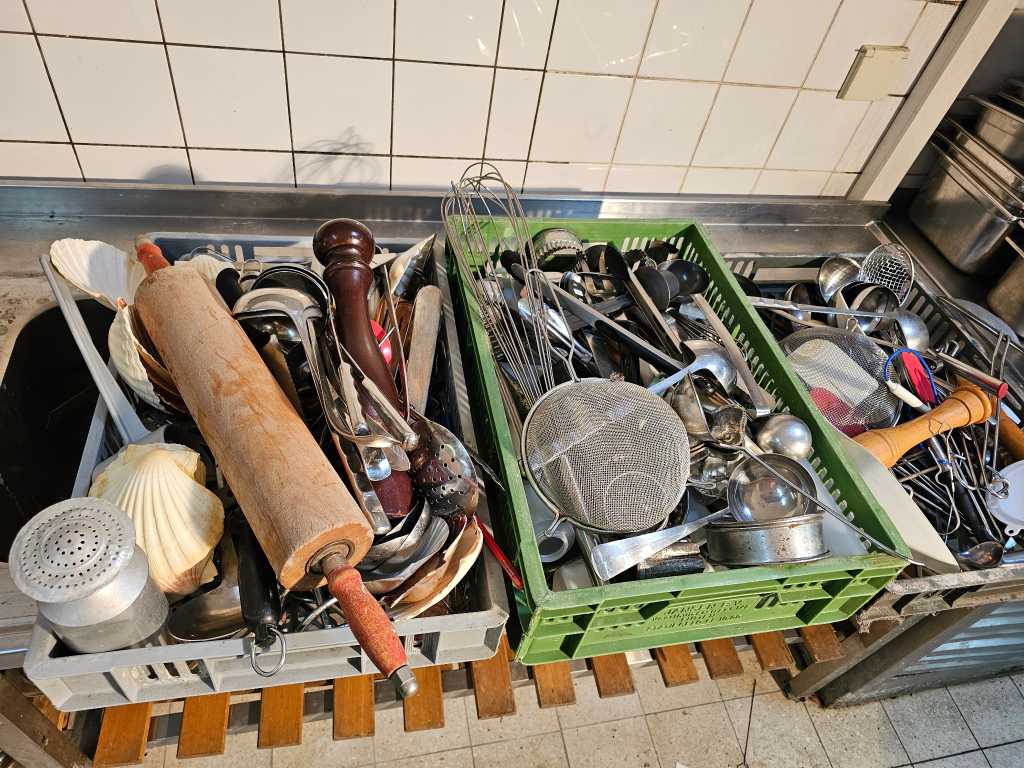 Crate kitchen utensils (3x)