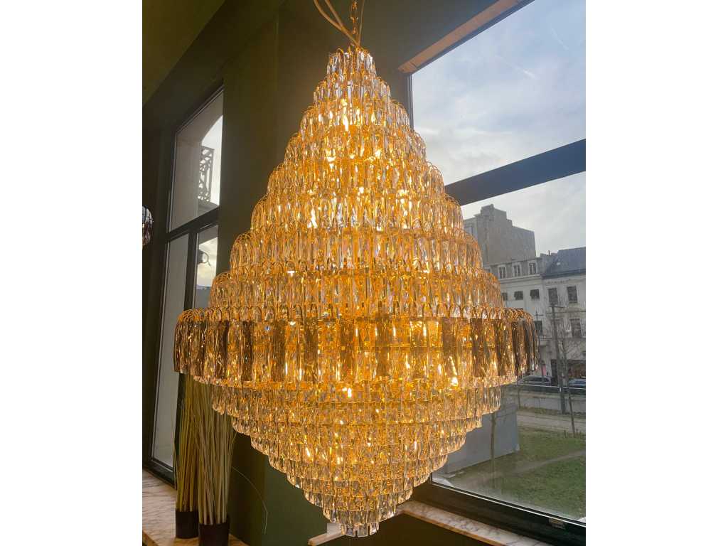 Timeless, elegant crystal chandelier 