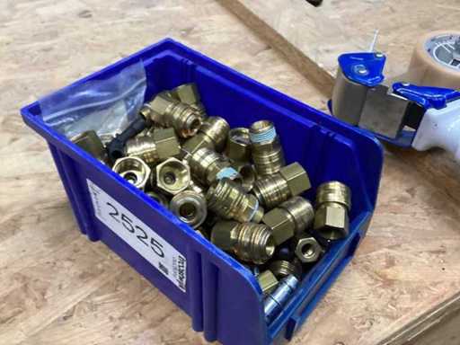 Molte connessioni ad aria compressa in una scatola di plastica parzialmente nuova