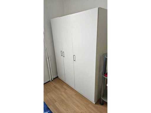 Armoire à vêtements