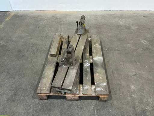 Straightening bench for drive shafts