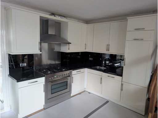 Küche mit Ariston/Whirlpool-Geräten