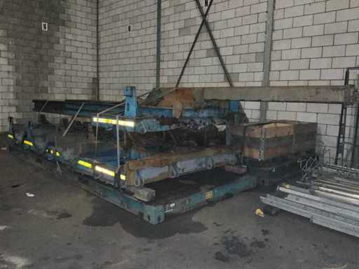 Flach ausziehbarer Anhänger mit verschiedenen Teilen