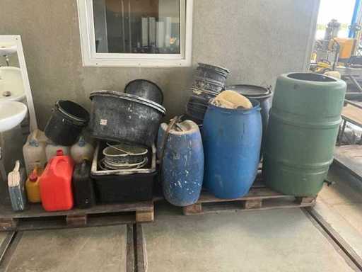 Lot de găleți / recipiente speciale / butoaie / jerry cans
