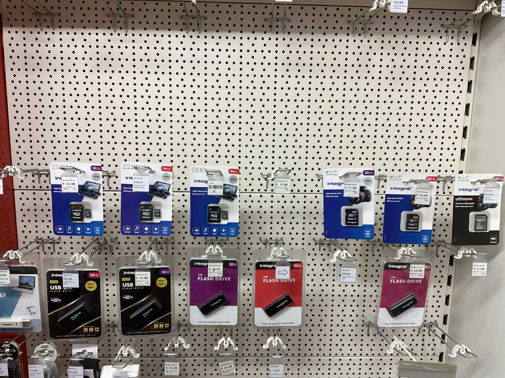 Integrierte USB-Sticks und Speicherkarten (12x)