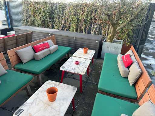 Cabines - Terrasse : 2 bancs avec 2 tables en marbre