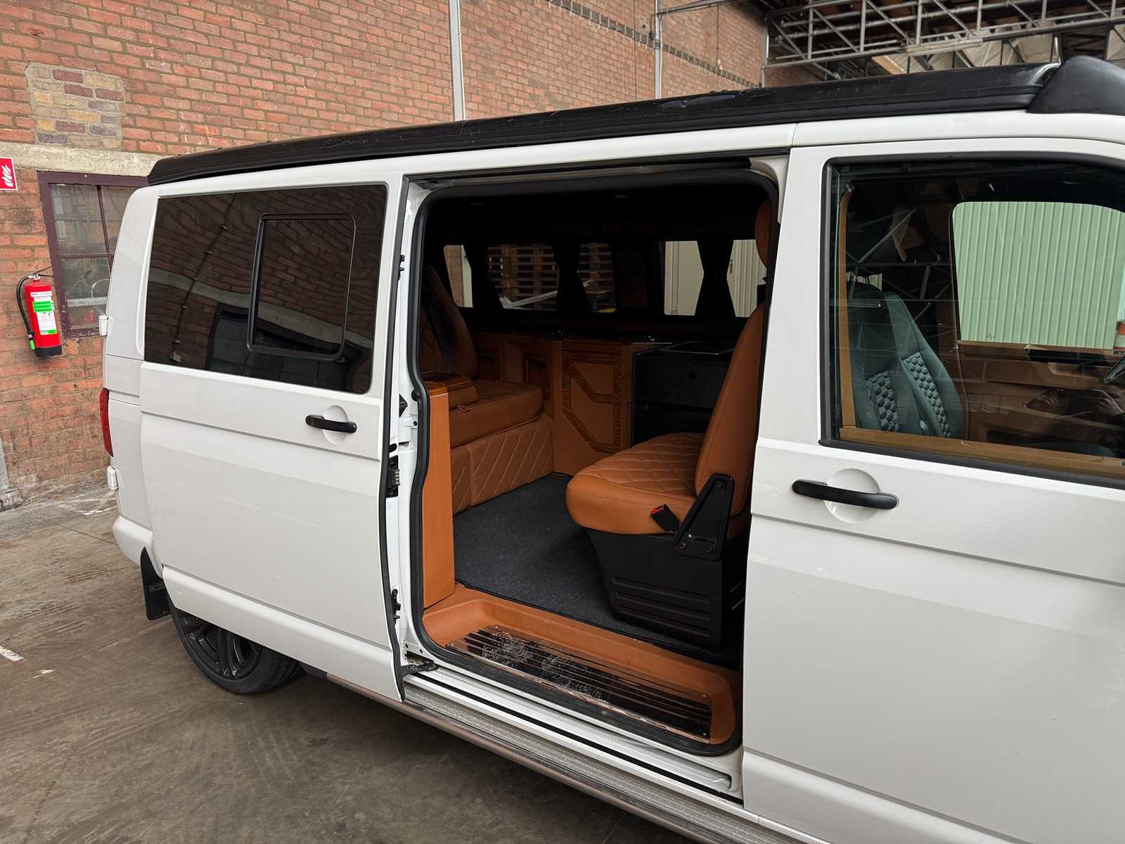 Volkswagen Transporter T6 VIP California Kampeerwagen 180pk 2021, HFF-38-X