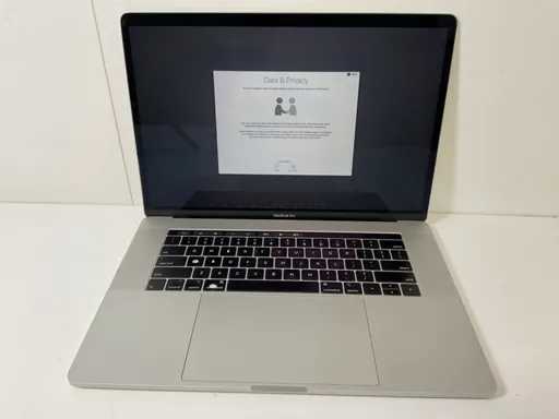 Apple MacBook Pro 15,4", HexaCore i7, 16 GB RAM, 512 GB SSD, laptop AMD Radeon Pro 560X 4 GB