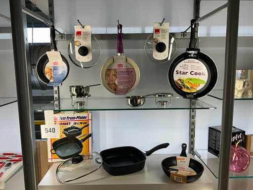 4 braadpannen,1 x vierkante sauteerpan met deksel, glazen deksels, steelpannetjes met verwarmer...