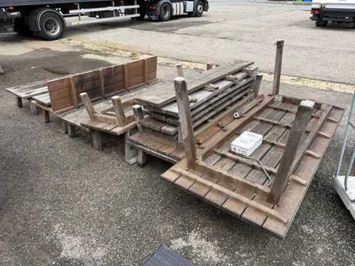 Gruppo di panche in legno duro per terrazze