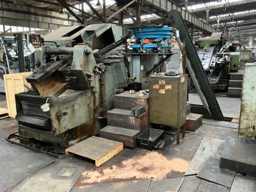 1976 HILGELAND TR6 V Verschlussformmaschine