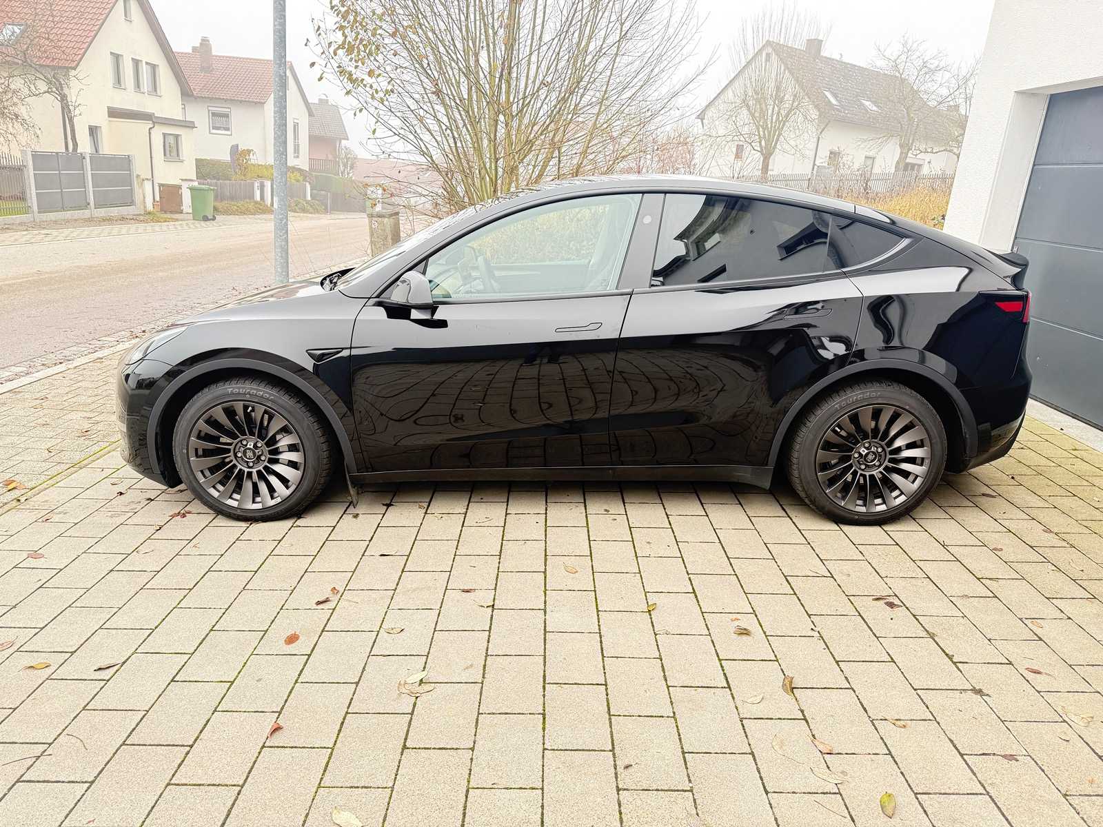 12/2024 Tesla Y Allrad dual motor TÜV 12/2027 Trailer hitch 8-speed tires Mileage 25.346 km