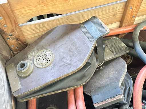 Batch bellows and foot pumps