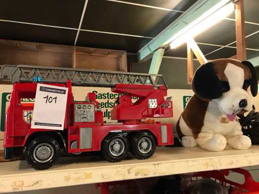 Brandweer auto en knuffel