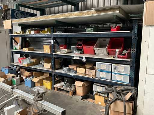 Magazijnstelling met inhoud