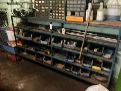 Metalen rek met inhoud