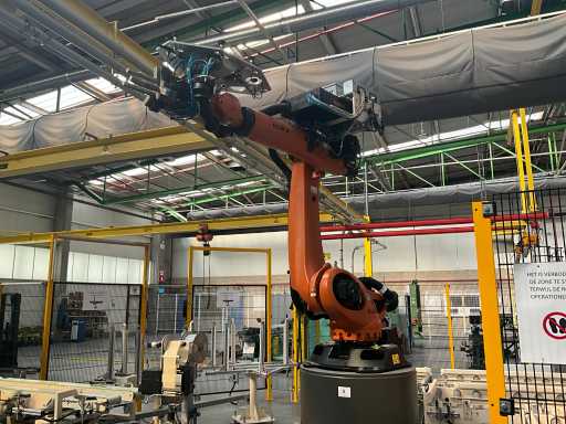 Système de manutention à rouleaux JURGENS avec robot KUKA KR 150