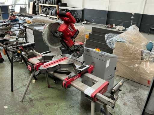 Milwaukee M18 FMS305 Batterie-Gehrungssäge mit Stand