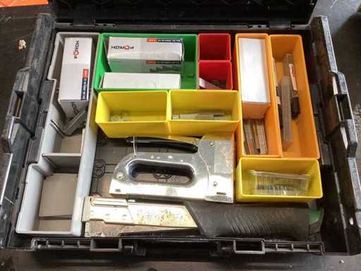 Grapadora manual, engrapadora martillo con accesorios en VaroBoxx idénticos a los de Sortimo L-Boxx