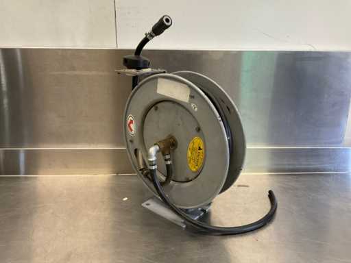 Enrouleur mural pneumatique