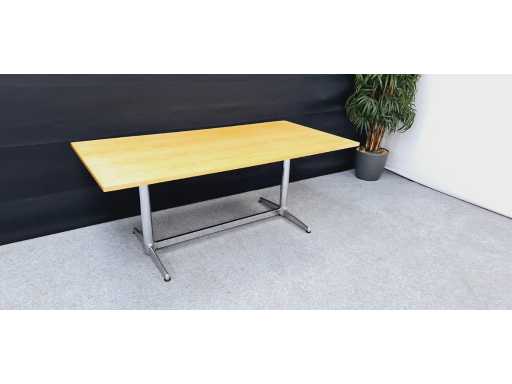 Retro design vergadertafel