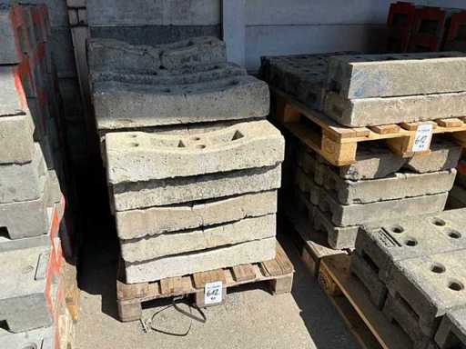 Lot of construction fence base on 4 pallets