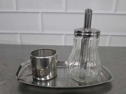 Diverse bidoane de zahăr și lapte din oțel inoxidabil