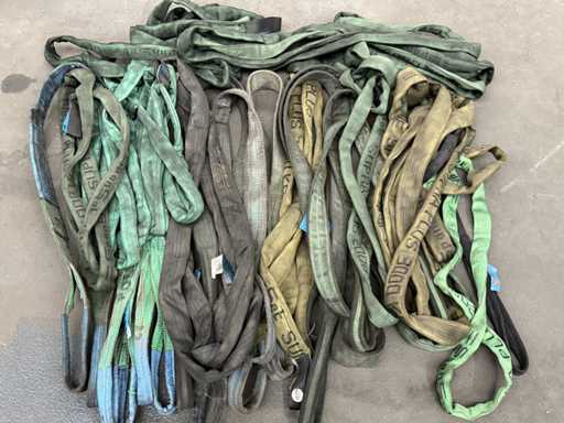   Dużo okrągłych pasów i lin do pasów