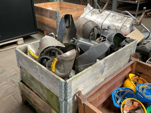 Partia różnych przyłbic spawalniczych