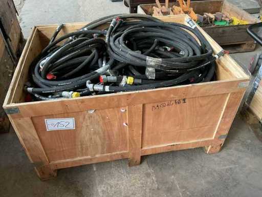 Skrzynia paletowa z wężami hydraulicznymi 