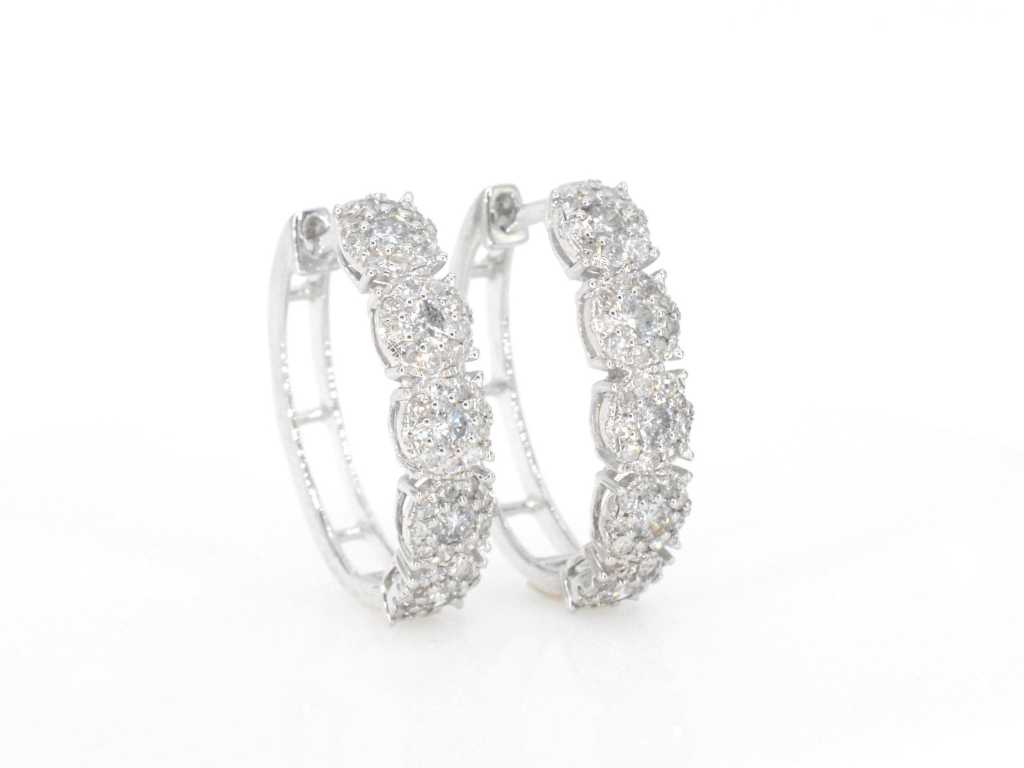 Boucles d’oreilles créoles en or blanc avec cinq chatons avec diamants