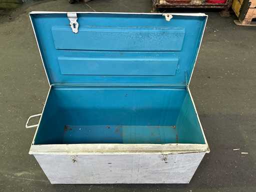 Boîte de transport en métal blanc