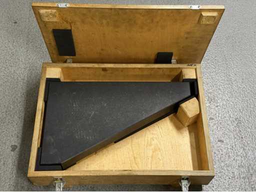 PLANOLITH Planolith Granite Angle Plate in a Wooden Case