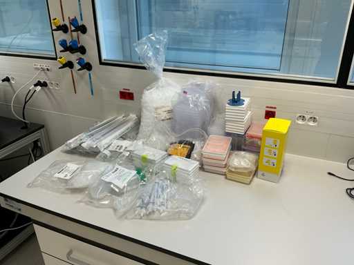 Verschillende pipetten, buizen, filters en doppen