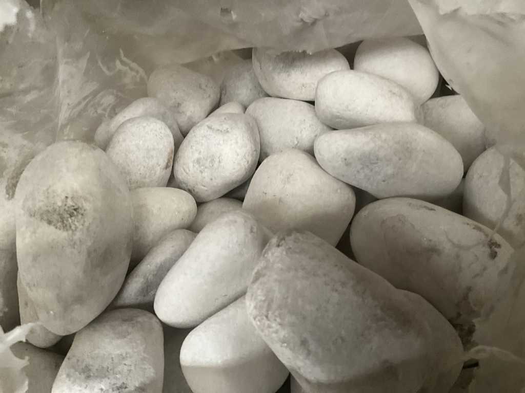 22 bags of decorative boulders PEBBLES CARRARA 80-100mm(20kg)