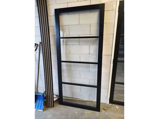 Staallook binnendeur met 4 ramen.