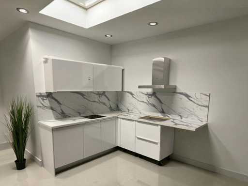 Hoekopgestelde showroomkeuken