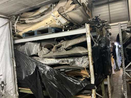 Batch of Mercedes-Benz parts