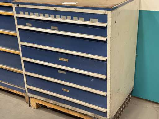   Szafka z zawartością