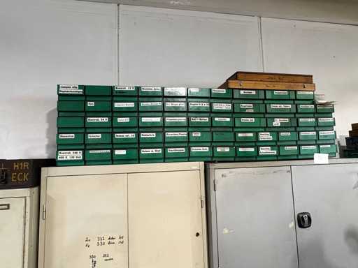 Großes Sortimentslager in grünen Boxen – Schrauben, Buchsen, Schmiernippel, Gelenkköpfe, Elektro- und Maschinenteile