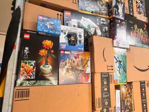 Amazon, Lego und Weiteres - Spielzeugpalette mit Amazon Paketen