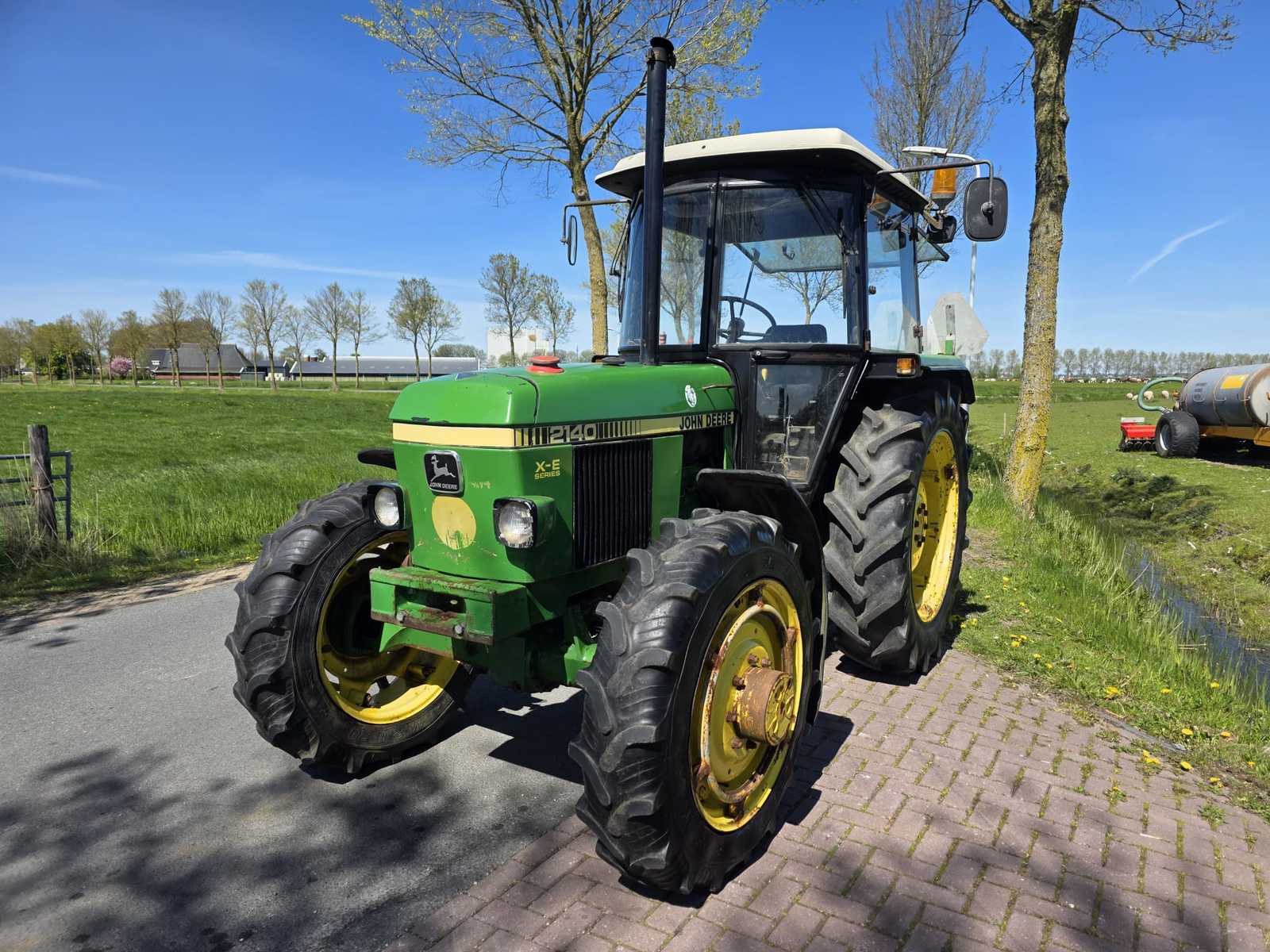 1987 John Deere 2140 Four