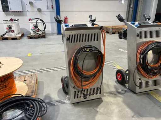 Estación de cargador de baterías / inversor móvil Victron MultiPlus-II 48/5000/70 (5000 VA – 120 A)