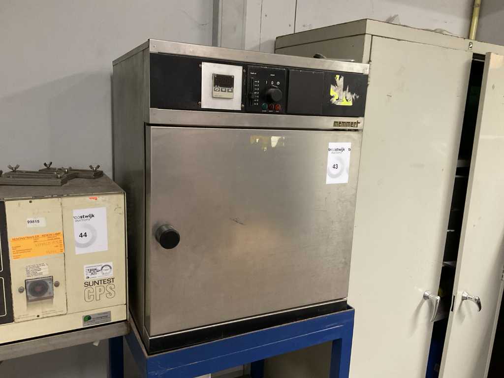 Memmert UM 400 Laboratory Oven