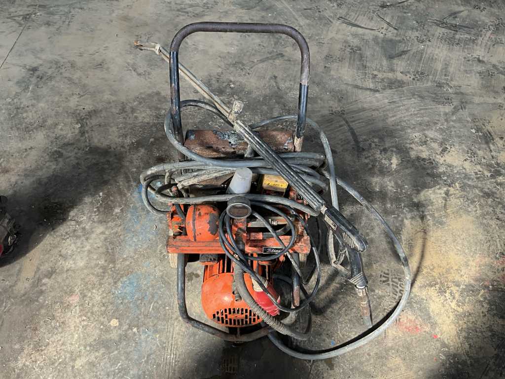 Pressure washer on electricity