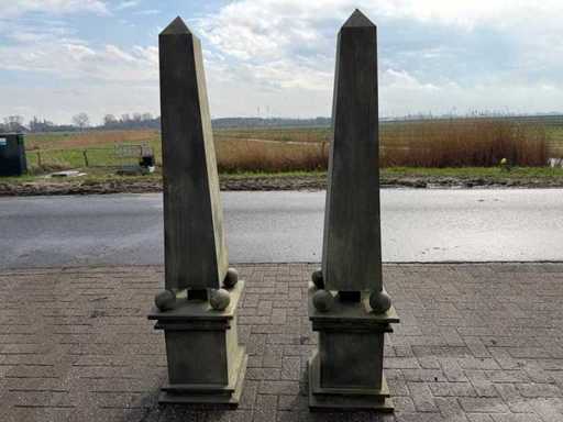 Ornamento da giardino con obelischi