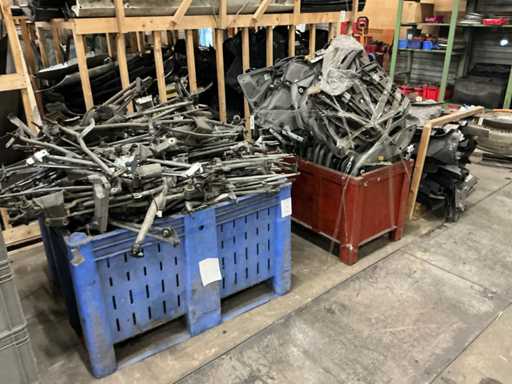 Batch of Mercedes-Benz auto parts