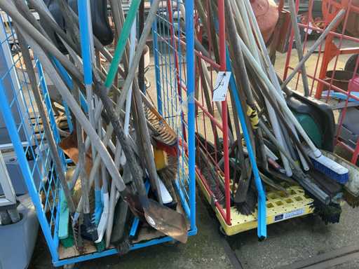 Série d’équipements de nettoyage et de travail, y compris le contenant en rouleau