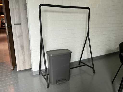 Kunststof pedaalemmer en kunststof kledingrek