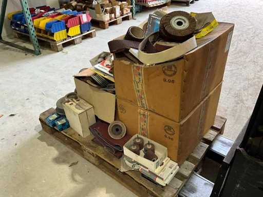 Verschiedene Schleifbänder und Räder